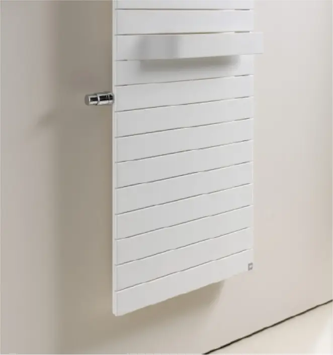 Weißer Kermi-Heizkörper mit horizontalen Lamellen, links montiert, an einer hellen Wand.
